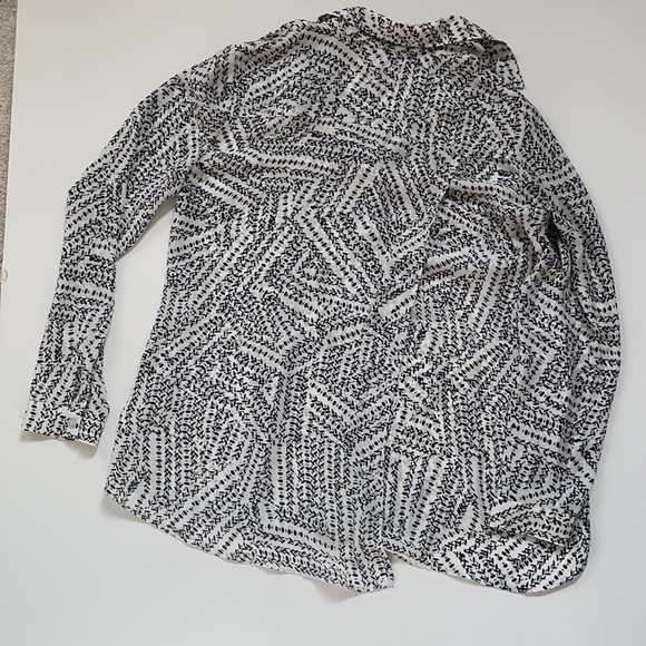 CAbi Split Back Black and White Print Blouse Size M - Picture 7 of 15